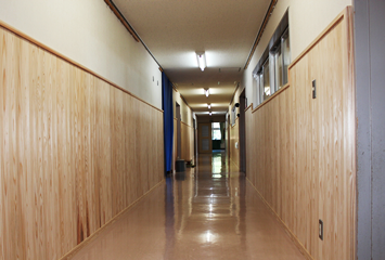 木のぬくもりを感じる廊下